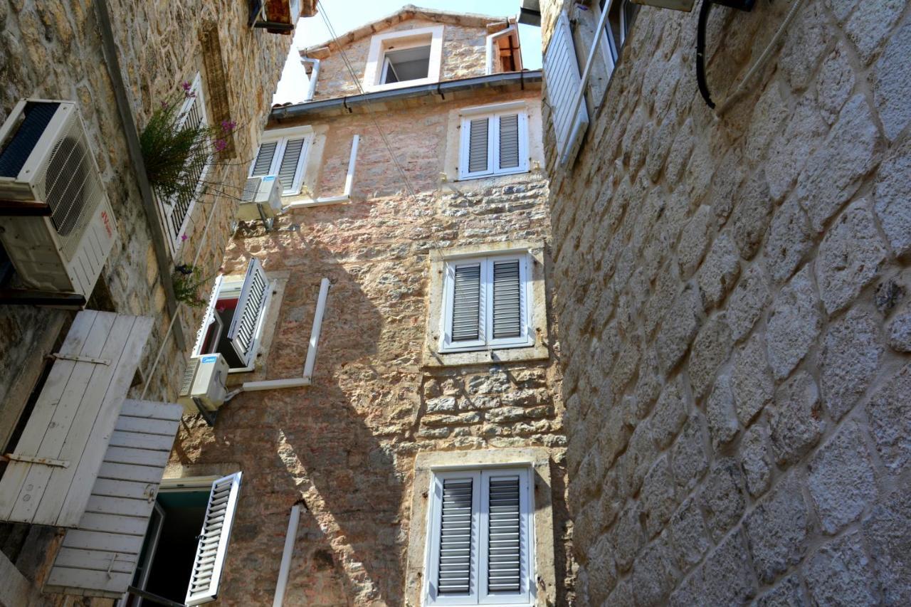 Montenegro Backpackers Home Budva Exterior photo